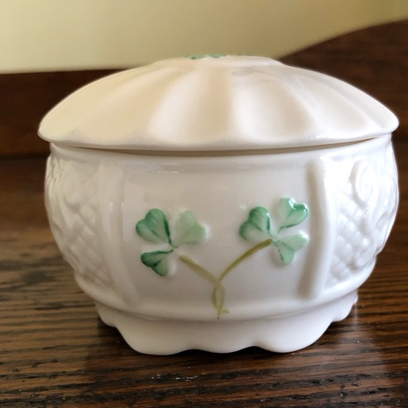 Belleek Irish Shamrock Trinket Box with Lid - Picture 1 of 5